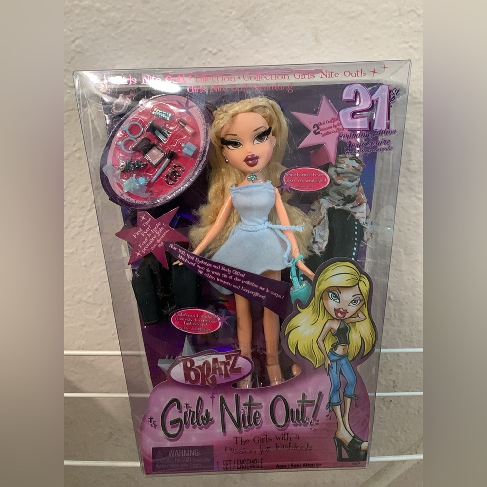 Cloe new with tags Bratz Girlz Nite Out Doll with Accessories